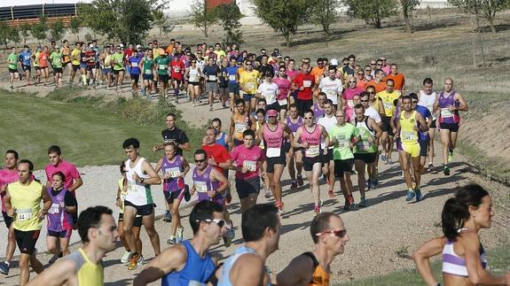 Decenas de participantes durante el recorrido.