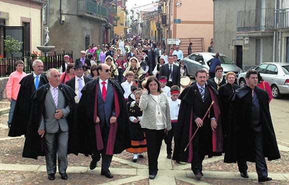 La Corporación municipal presidió la procesión de la Virgen del Rosario. 