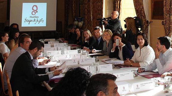 Representantes de las 17 localidades que integran la Red de Ciudades Teresianas celebran la asamblea. Diego de Miguel-Ical