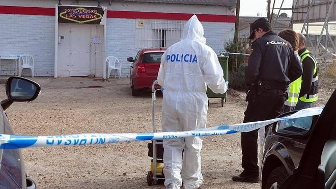 Agentes policiales examinaron ayer por la mañana el lugar de los hechos, después de una noche de intenso trabajo. 