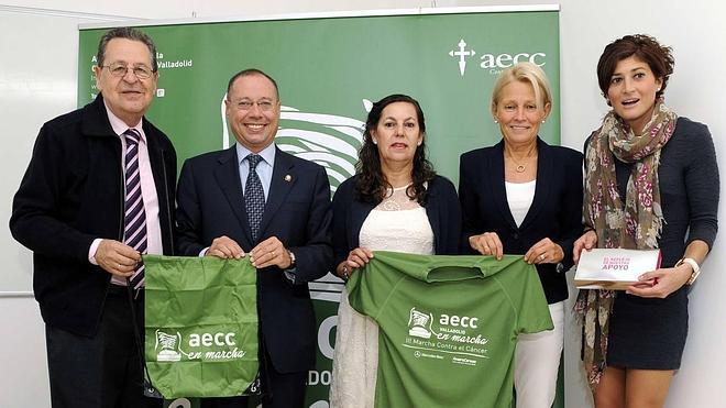 Javier Arroyo, presidente de la AECC; Alfredo Blanco, concejal de Deportes y Gloria Heras, Amaro Cerezo, posan junto a las exatletas Pilar Fernández Valderrama (vicepresidenta) y Mayte Martínez. 