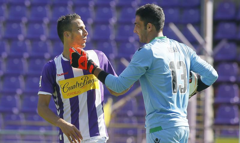 Adán, portero del Betis, soríe a Óscar Díaz tras una ocasión fallida del Pucela