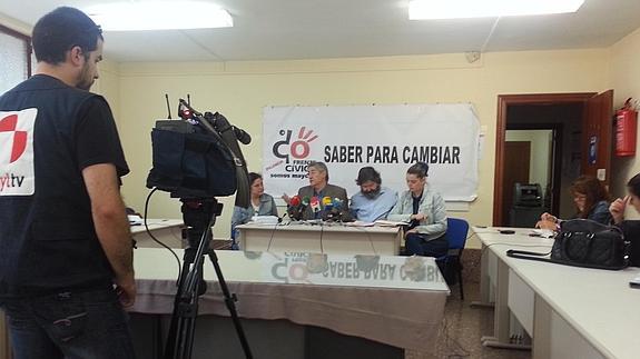 Integrantes del Frente Cívico presentan su programa de debates sociales.
