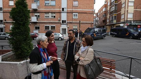 Abdelkarim, rodeado de las abogadas Victoria Hernano (a su derecha) y Doris Benegas (a su izquierda), a las puertas del bloque del número 11 de la calle General Shelly. 