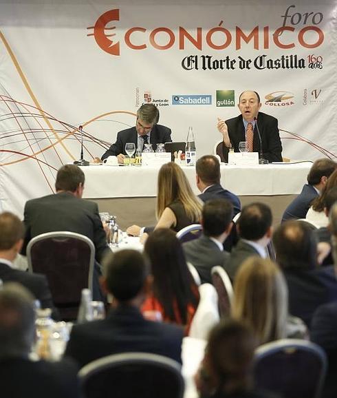 Ignacio Foces, subdirector de El Norte de Castilla, y Gonzalo Bernardos, catedrático de Economía, durante el Foro Economía.