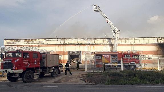 Efectivos del Cuerpo de Bomberos de Segovia se emplean a fondo en las tareas de extinción del incendio de la fábrica jamonera Los Joaquines. 