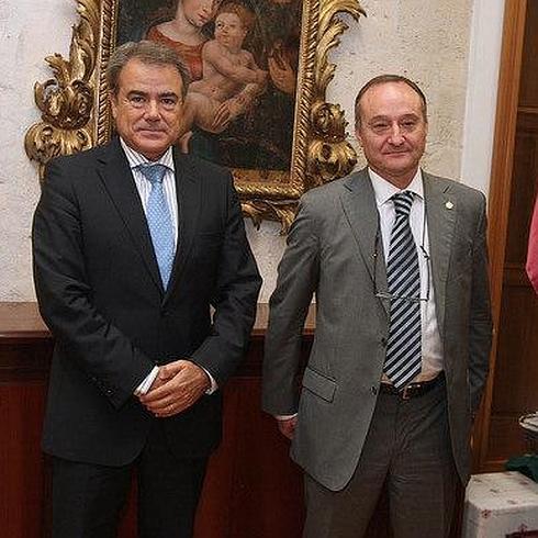 El secretario general de Universidades, Federico Morán, junto al rector de la UVA, Daniel Miguel, tras su reunión en el Palacio de Santa Cruz. C. BARRENA-UVA