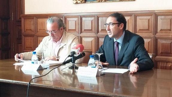 El alcalde presenta las mejoras económicas, junto al concejal de Hacienda.