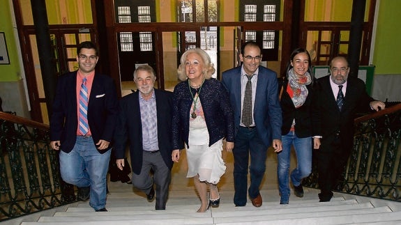 De izquierda a derecha, Javier Martín Zamora, Carlos Morchón, Conchita Casalduero, Sabino Herrero, María Álvarez y Jesús Coria, en las escaleras del instituto Jorge Manrique.