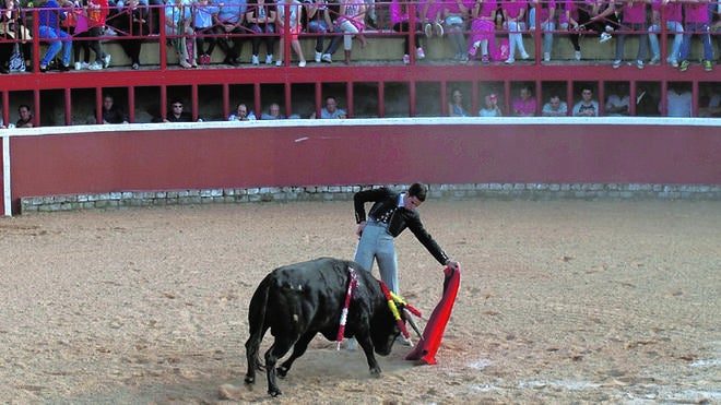 Su gran afición y el ser uno de los alumnos más avanzados de la Escuela de Tauromaquia, ha llevado a Iván González a torear esta temporada en 28 novilladas.