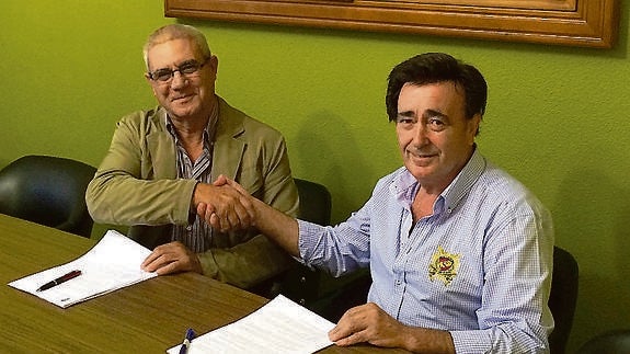 Jesús García (derecha) y Tomás Pérez, administrador de la empresa, estrechan su mano. 