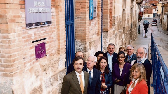 El director de Turismo, Ramírez Utrilla, a la izquierda, con otros representantes institucionales, junto a la placa en el Museo del Cerrato.