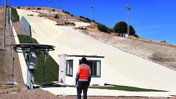 Un trabajador observa la pista de esquí de Villavieja del Cerro, casi terminada