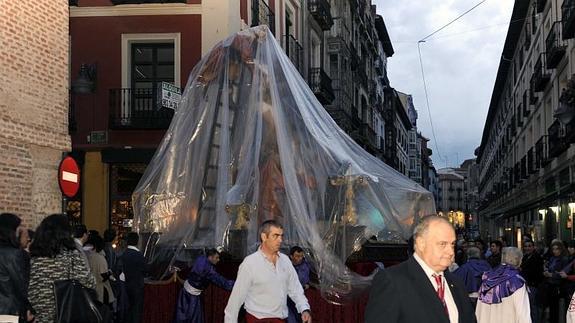 El paso cubierto con plásticos por la lluvia. 