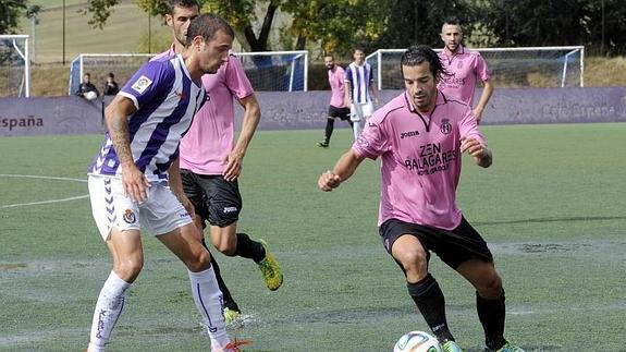 Un momento del partido entre el Real Valladolid B y el Avilés. 