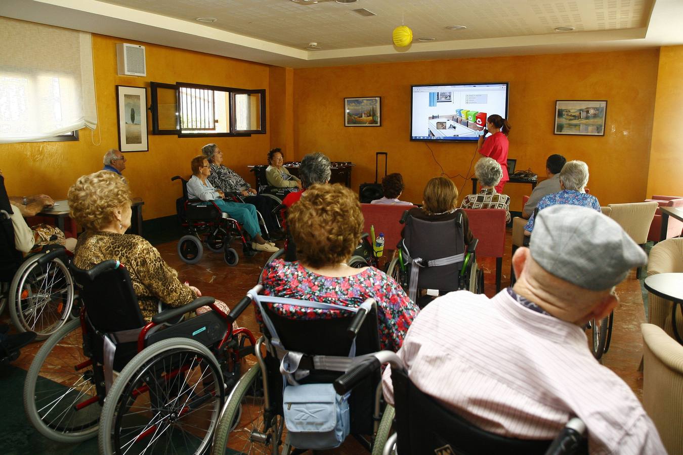 La terapeuta ocupacional Débora sigue el programa de entrenamiento de habilidades sociales y cotidianas en el Plaza Real. En este caso, el reciclaje de basuras. 