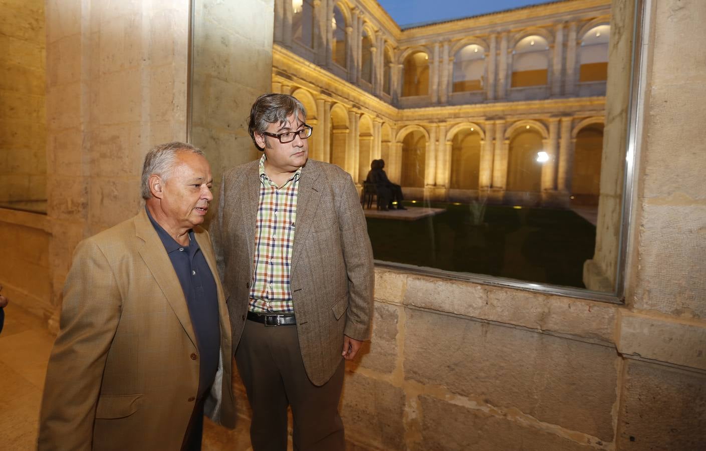 Gonzalo Santonja, junto a Juan Manuel de Prada, en el Museo Patio Herreriano, antes de participar en el Aula de Cultura. 