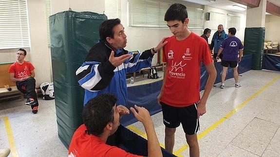 El entrenador del ATM da instrucciones a uno de los jugadores. 