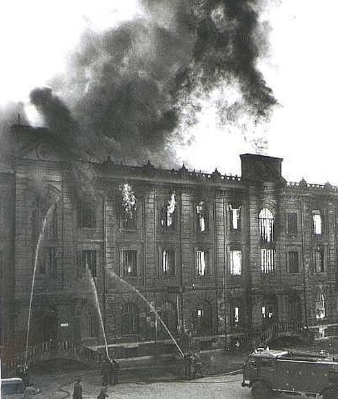 Imágenes del incendio en la Fábrica de Harinas de La Magdalena, en mayo de 1976.