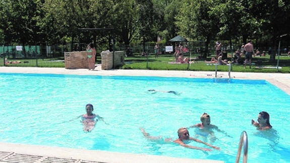 Varias usuarias, tomando un baño durante el pasado verano en la piscina municipal de Garrido.