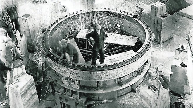 Construcción de la presa de Aldeadávila en septiembre de 1960, en la zona de la cámara espiral de la turbina. 