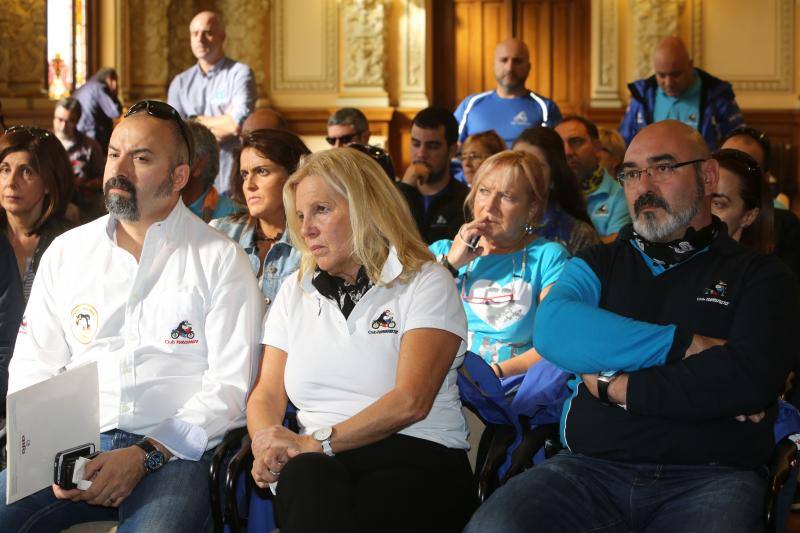 Varios miembros de la organización de Pingüinos escuchan las palabras del alcalde y de Mariano Parellada. 