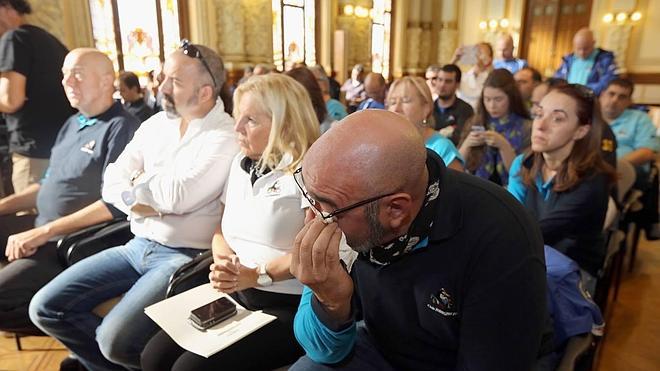 El miembro de Turismoto Alfonso de Haro, en primer término, se seca las lágrimas en el salón de recepciones del Ayuntamiento, copado por los socios del motoclub.