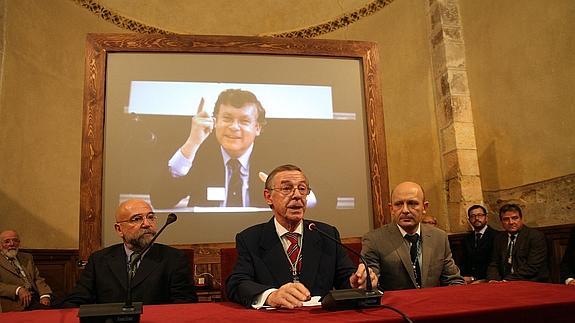 El presidente de la Academia de San Quirce, Antonio Ruiz, durante su intervención, y detrás una fotografía de Ángel García Sanz.Antonio Tanarro