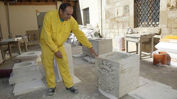 Uno de los monitores del programa dual de la catedral de Palencia muestra las nuevas piezas de piedra artificial.