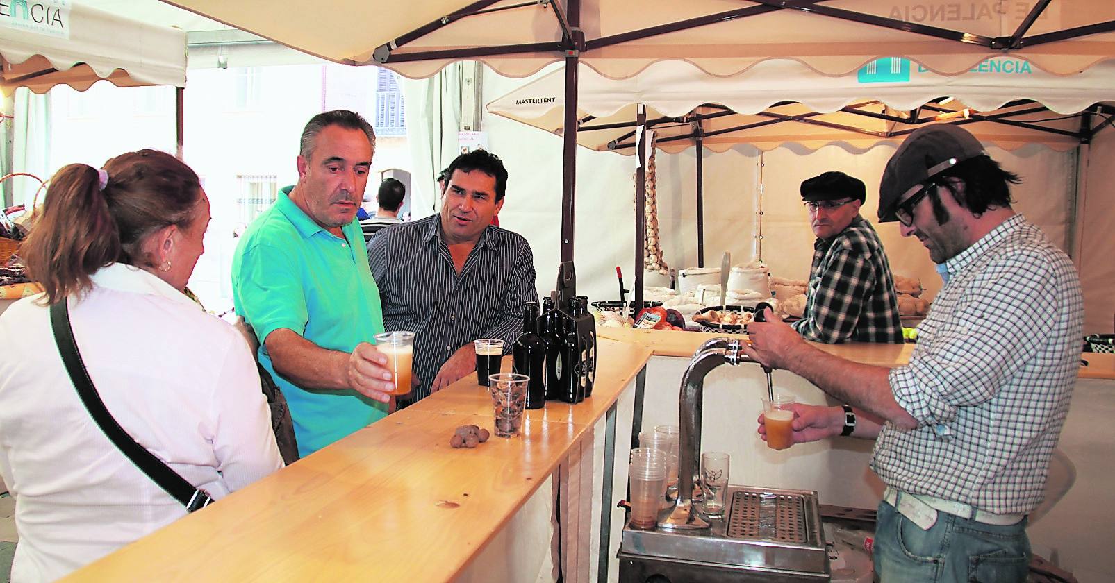 Los asistentes al Mercado pudieron degustar la Cerveza de Torquemada. 