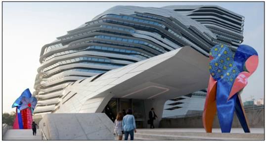 'Torres de la Alhambra' expuestas ante el edificio Jockey Club Innovation Tower de Hong Kong. 