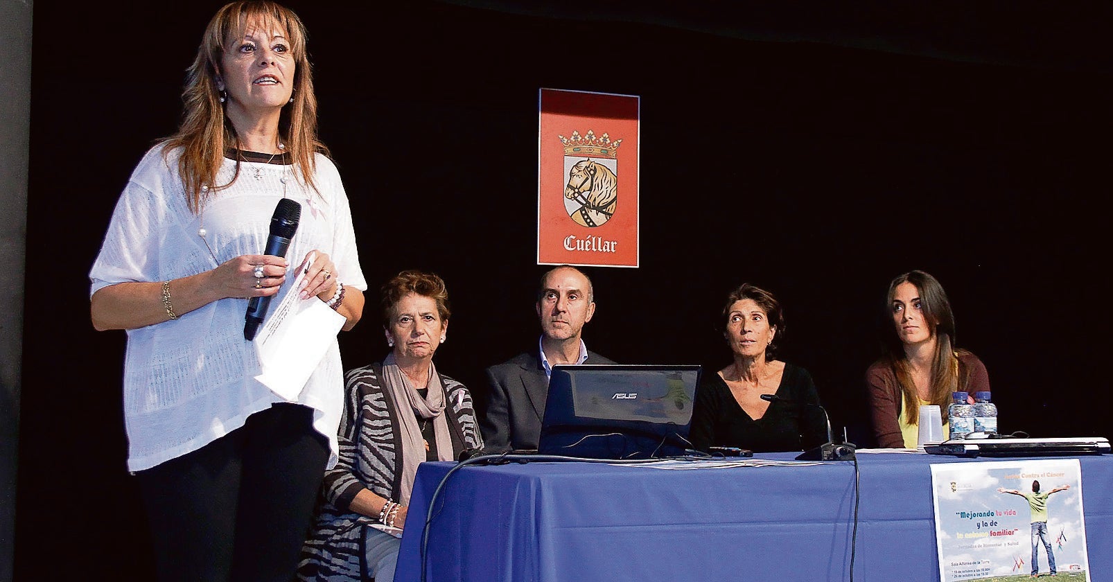 Montserrat Rodrigo, concejala de Servicios Sociales (de pie); Concepción Díez, hasta ahora presidenta de AECC Segovia; Emilio Bravo, médico de familia y colaborador de la asociación; Ana Sanjosé, nueva presidenta de AECC Segovia e Itzíar Jiménez, psicóloga de la asociación. 