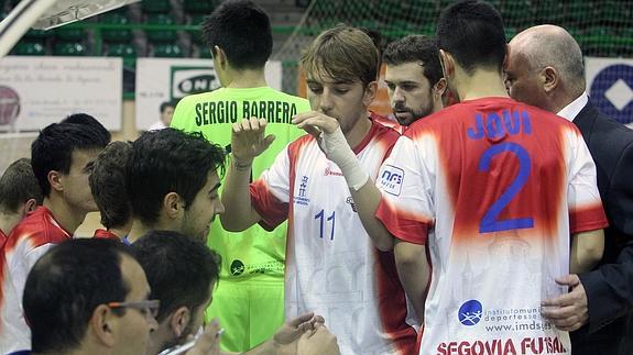 Los jugadores del Segovia Futsal se animan entre sí en un partido anterior. 