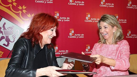 La consejera de Cultura y Turismo, Alicia García, firma un convenio con la directora del Hay Festival, Sheila Cremaschi. 