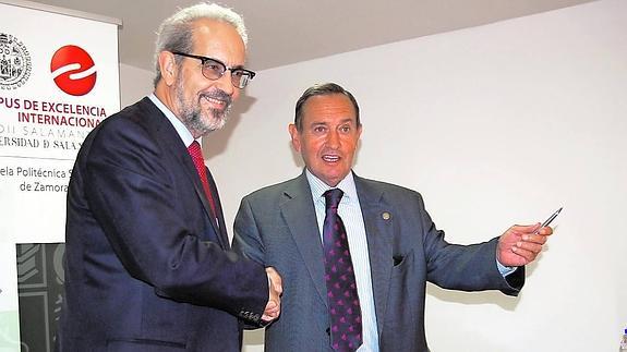Daniel Hernández Ruipérez estrecha la mano de Manuel Vidal, presidente de la Cámara de Zamora.
