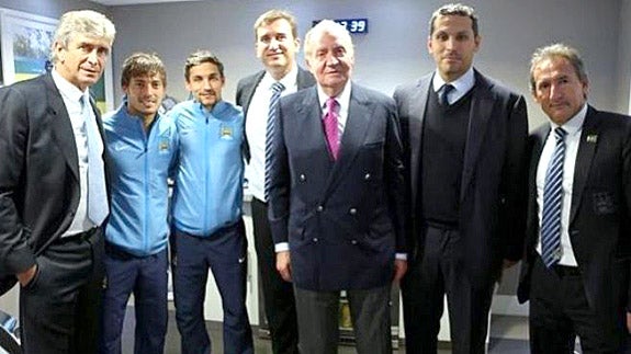 El Rey Juan Carlos con los representantes españoles en el Manchester City