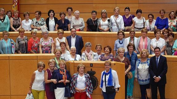 Las componentes de la Asociación María del Salto posan en el Senado con Óscar López (derecha) y Félix Montes. 