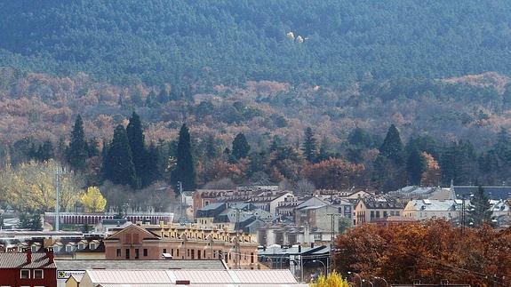 Parte del núcleo del Real Sitio con la sierra de Guadarrama al fondo. 