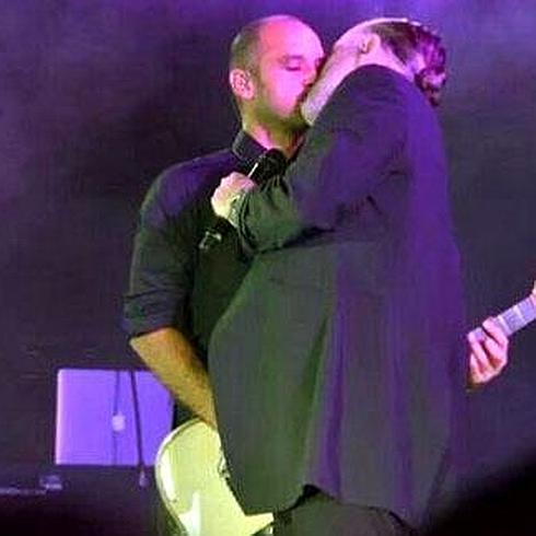 El momento del beso de Miguel Bosé a su guitarrista