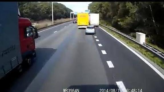 La Guardia Civil 'cuelga' un vídeo de un accidente en Bélgica para alertar contra las imprudencias en las autovías