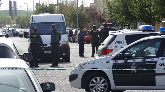 Cordón de la Guadia Civil a las puertas de la empresa de cobros del polígono de La Mora. 