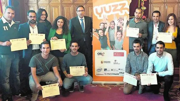 Los participantes en el programa Yuzz posan con sus diplomas y el alcalde de Palencia, Alfonso Polanco.