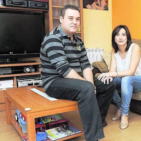 El matrimonio formado por Jesús Sanz y Mamen Robledo en su vivienda de la Ciudad de la Juentud. 