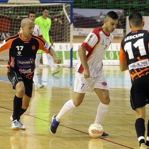 Dani Carbonell conduce el balón durante el partido. 