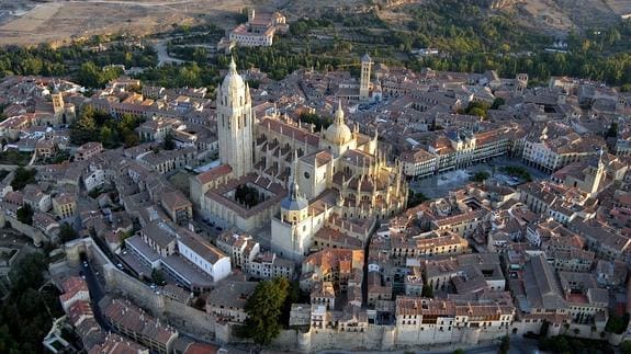 Vista de Segovia, con la Catedral en el centro. 