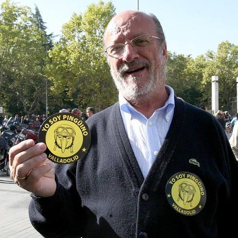 León de la Riva, con pegatinas de apoyo a Pingüinos.