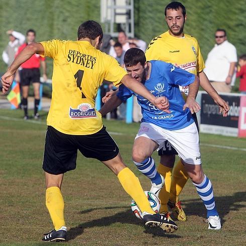 Mario intenta llevarse el balón entre dos jugadores de La Bañeza. 