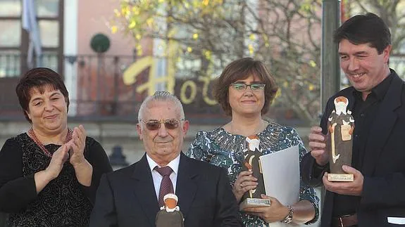 De izquierda a derecha, la alcaldesa, Clara Luquero, y los disinguidos, Francisco Santamera, Victoria Domínguez y José Luis López Saura. 