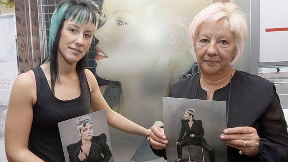 Alba San José, junto a su madre, muestra varias de sus creaciones.