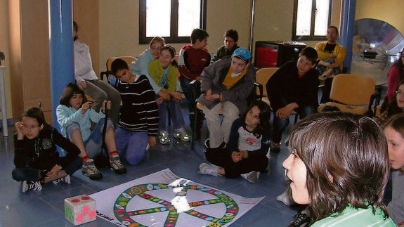 Uno de los grupos que, hace unos años, visitó el Aula de energías renovables de Guijo de Ávila. 